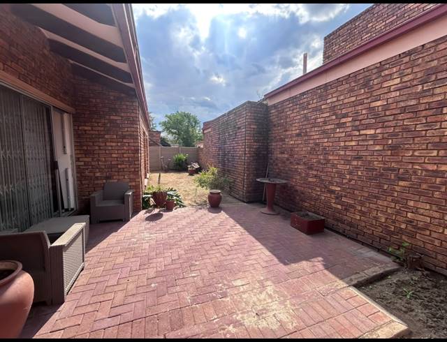 3 BEDROOM HOUSE TO LET IN VANDERBIJLPARK CW 3